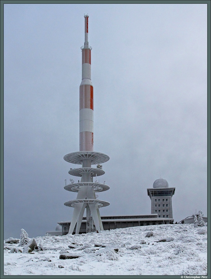 Bereits seit den 1930er Jahren wird der Brocken als Standort von Sendeanlagen genutzt. Rechts ist der 1936 errichtete alte Fernsehturm zu sehen, der jetzt als Herberge und Aussichtsturm dient. 1973 wurde der neue Sendeturm (links) errichtet, der auch heute noch fr die Ausstrahlung von Rundfunk und Fernsehen genutzt wird. (27.12.2014)