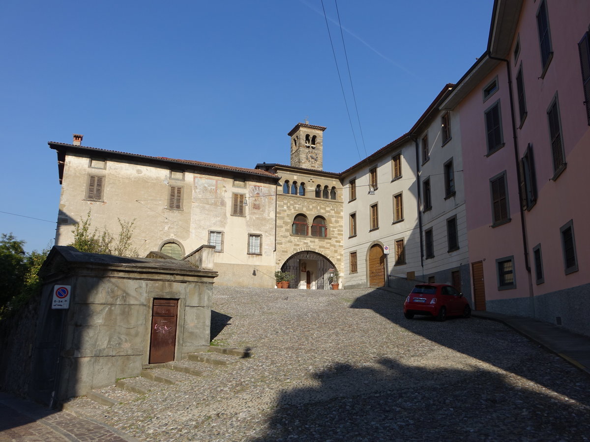 Bergamo, Chiesa di san michele al pozzo bianco, erbaut im 12. Jahrhundert, Fassade erbaut 1915 durch Camillo Galizzi (29.09.2018)