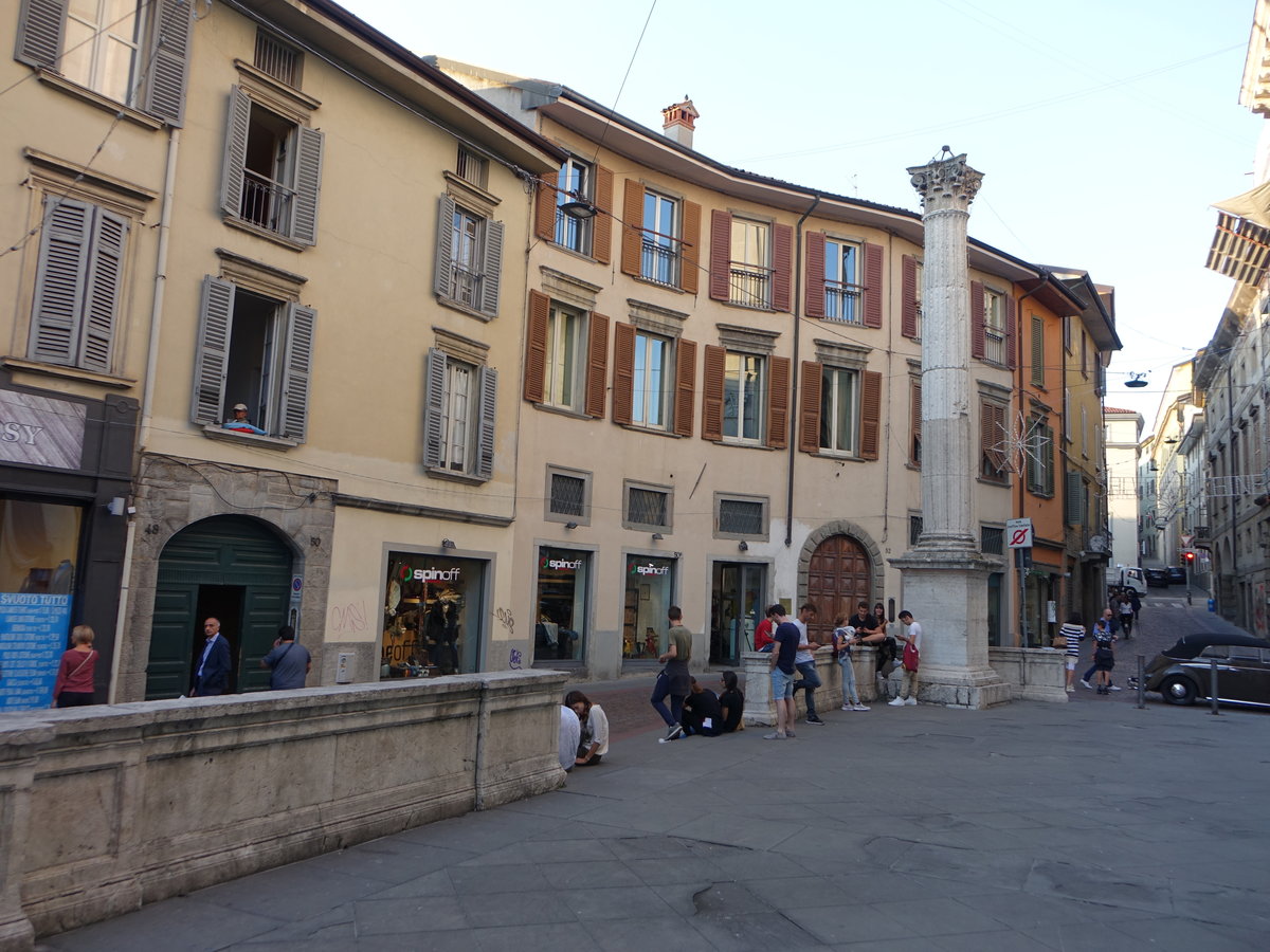 Bergamo, historische Sule in der Via Sant Alessandro (29.09.2018)