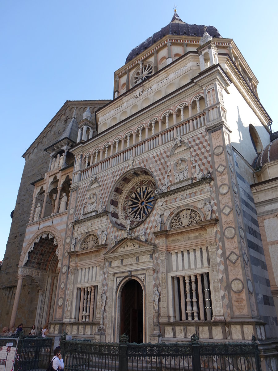 Bergamo, romanisch-lombardische Basilika von Santa Maria Maggiore, erbaut im 12. Jahrhundert an der Piazza del Duomo (29.09.2018)