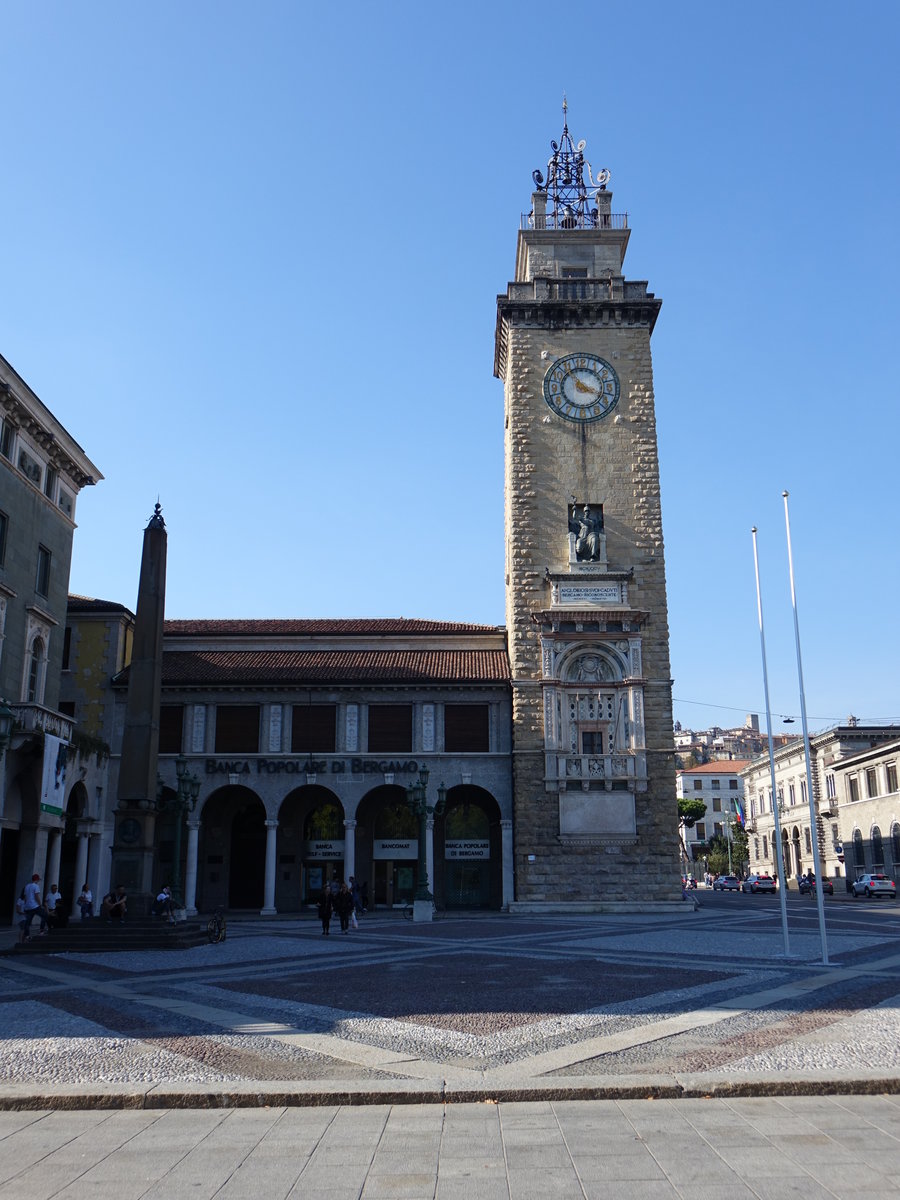 Bergamo, Torre dei Caduti, Turm der Gefallenen an der Piazza Vittorio Veneto, erbaut 1922 durch den Architekten Marcello Piacentini (29.09.2018)