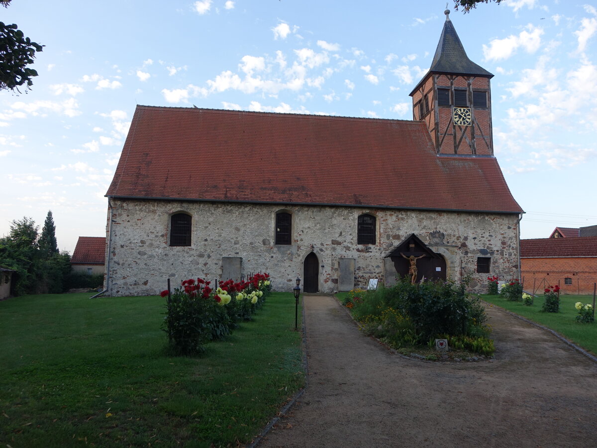 Berge, evangelische Kirche, langestreckte Saalkirche mit Fachwerkturm, erbaut im 15. Jahrhundert (13.08.2025)