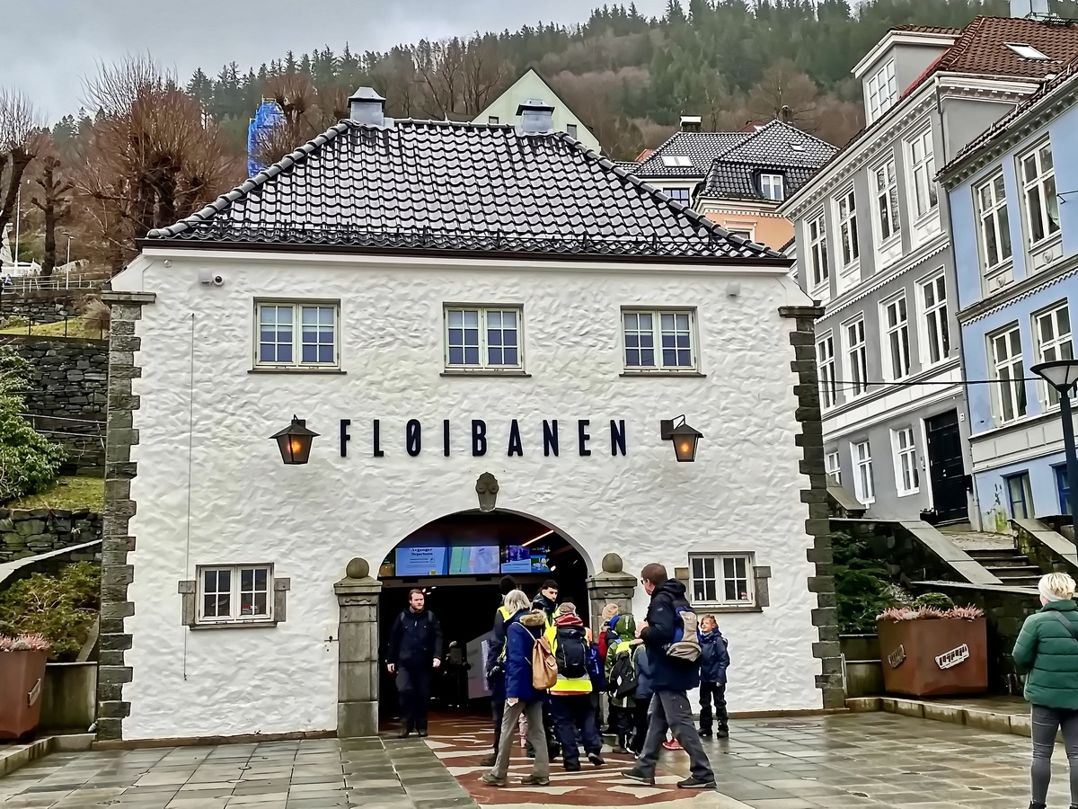 Bergen am 28. Februar 2024 hier vor dem Eingang zur Seilbahn.