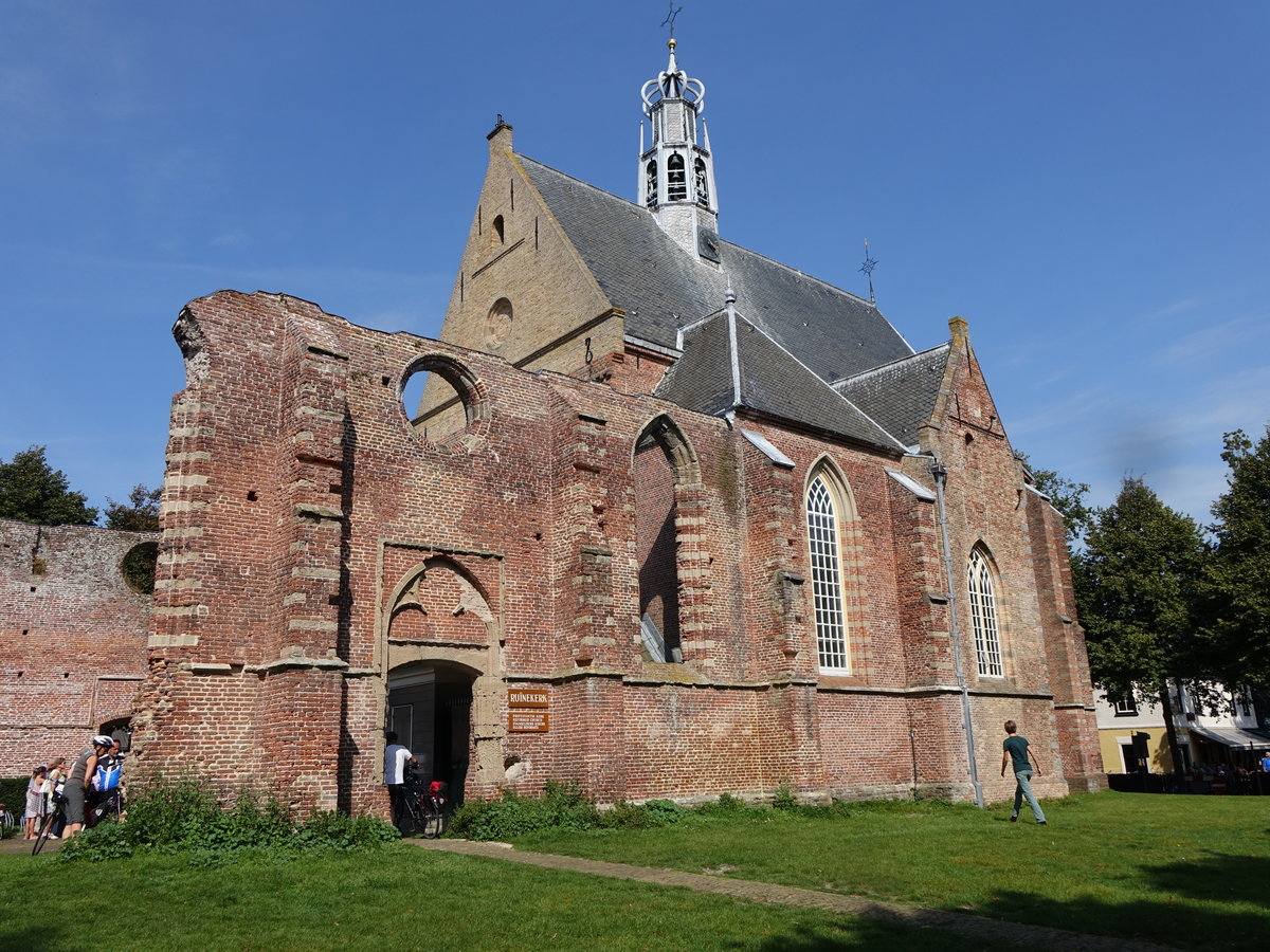 Bergen-Binnen, Ref. Kirche, erbaut im 15. Jahrhundert, nach Brand von 1574 wurde nur der Chor wiederhergestellt (26.08.2016)