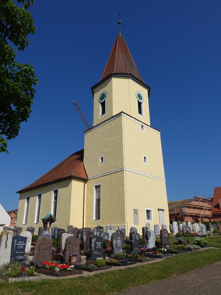 Bergen, Ev. St. Georg Kirche, Chorturmkirche, Turm mittelalterlich, Langhaus erbaut 1773 (04.06.2015)