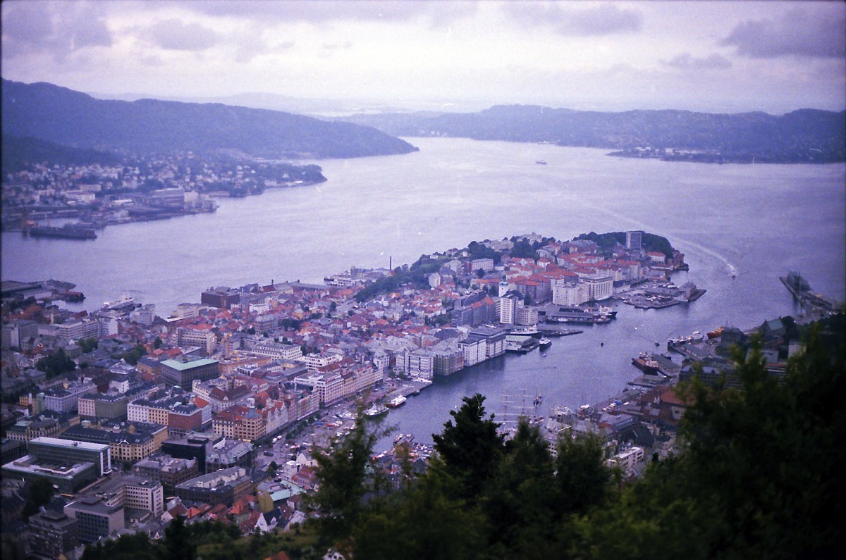 Bergen vom Flyen aus gesehen. Aufnahme: Juli 1985 (digitalisiertes Negativfoto).