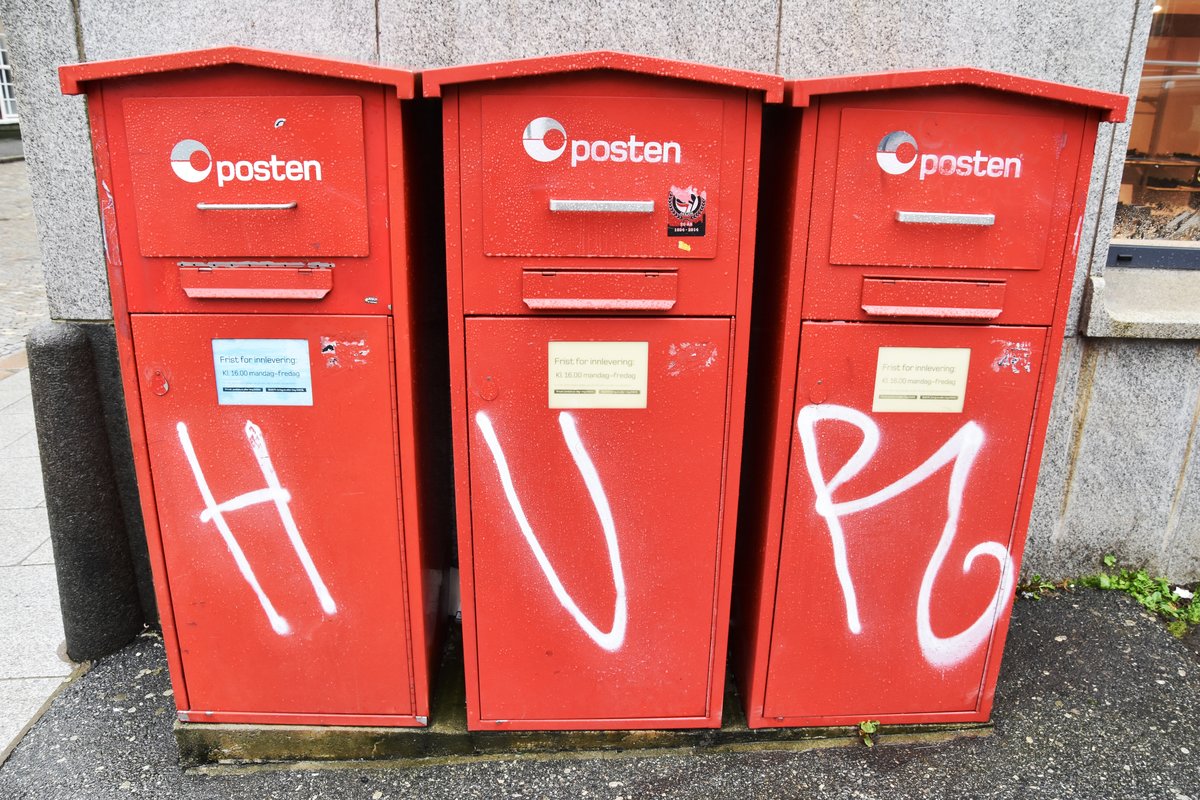 BERGEN (Fylke Vestland, bis 31.12.2019 Fylke Hordaland), 10.09.2016, drei Briefksten nebeneinander in der Christies gate; hier wird wohl noch viel geschrieben