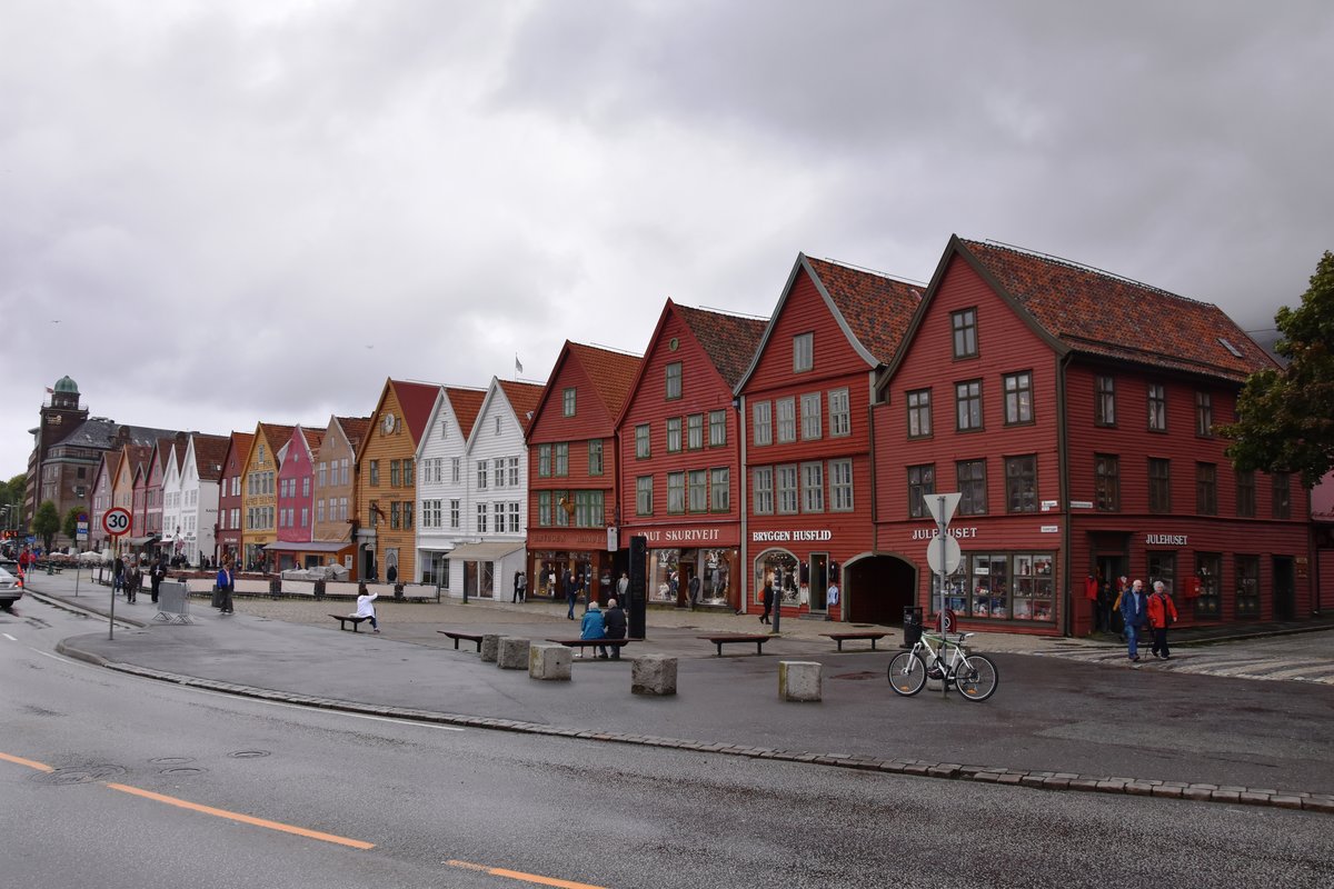 BERGEN (Fylke Vestland, bis 31.12.2019 Fylke Hordaland), 10.09.2016, Blick auf Bergens  Schmuckstck , das alte Hanseviertel Bryggen, welches die ganze Ostseite der Bucht Vgen einnimmt; mit Bryggen wurden die Kontore der Hanse-Kaufleute in Bergen bezeichnet