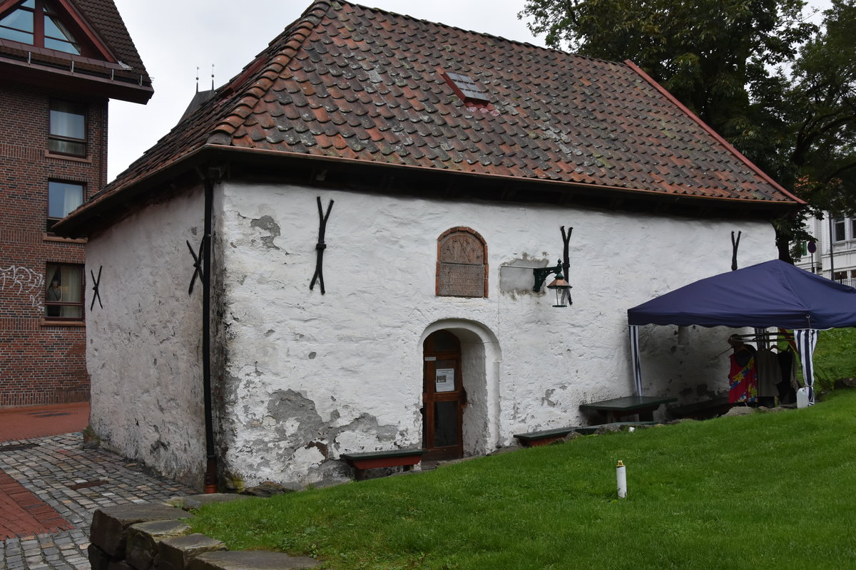 BERGEN (Fylke Vestland, bis 31.12.2019 Fylke Hordaland), 10.09.2016, insofern auergewhnlich, da es sich um eines der wenigen (alten) Steinhuser im Hanseviertel handelt