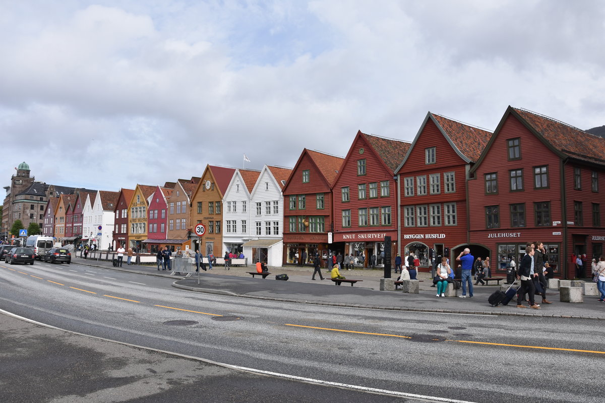 BERGEN (Fylke Vestland, bis 31.12.2019 Fylke Hordaland), 10.09.2016, Blick auf Bergens altes Hanseviertel Bryggen