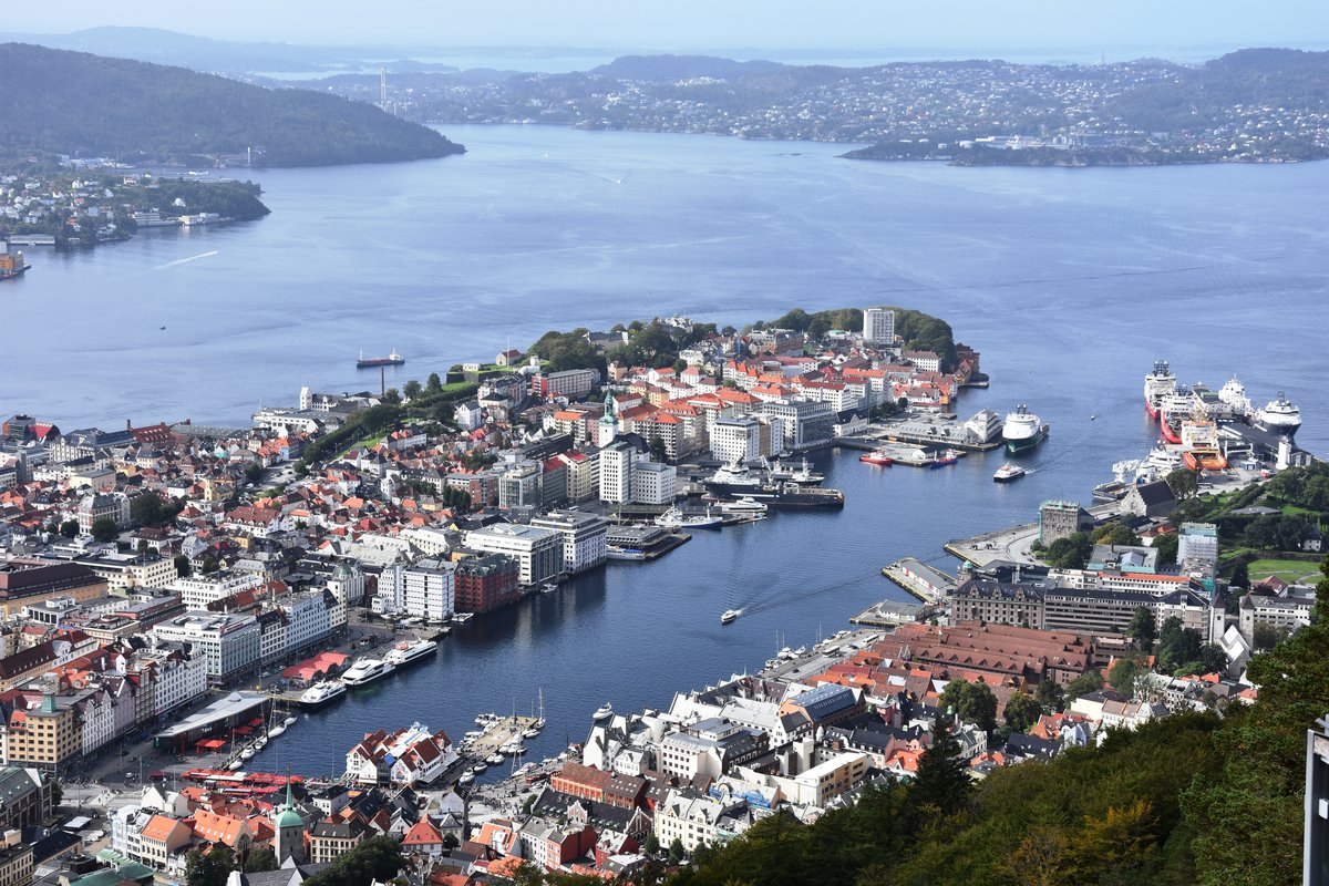 BERGEN (Fylke Vestland, bis 31.12.2019 Fylke Hordaland), 10.09.2016, Blick vom Flyen auf die Altstadt