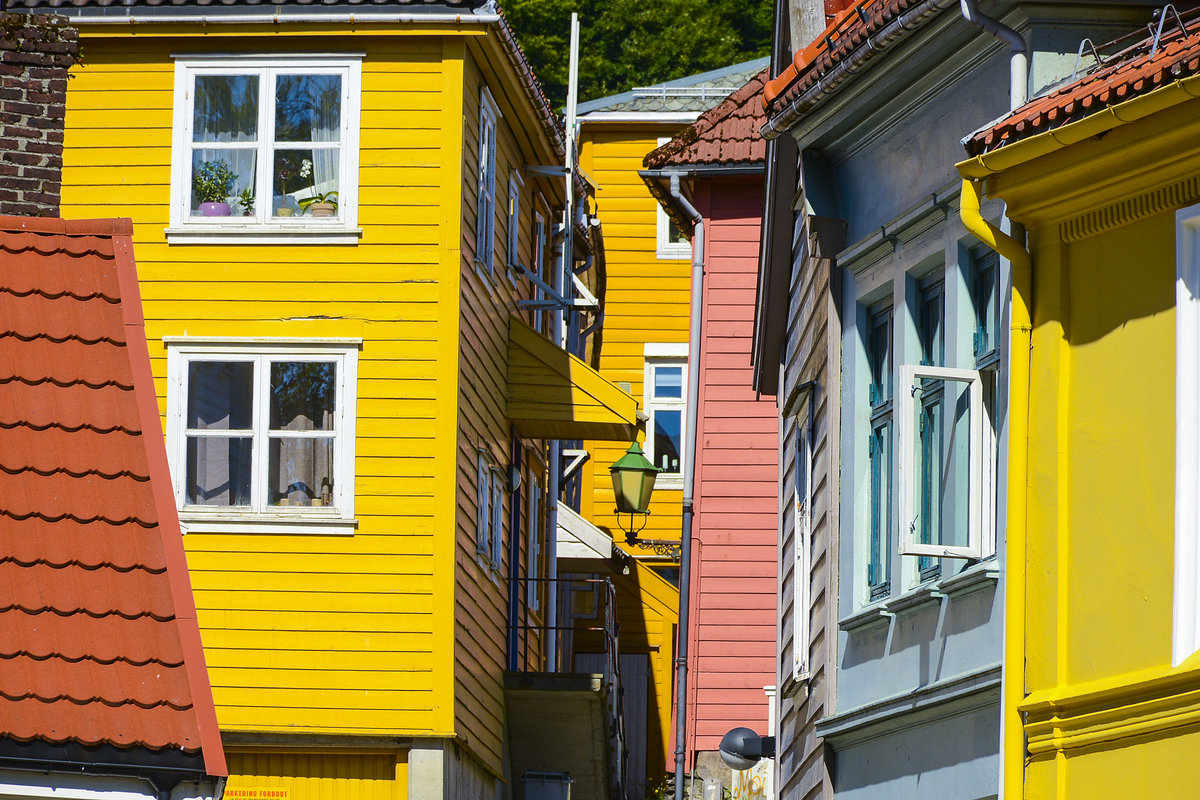 Bergen - Norwegen: Farbige Huser in der Gasse Grnnesmauet. Aufnahme: 11. Juli 2018.