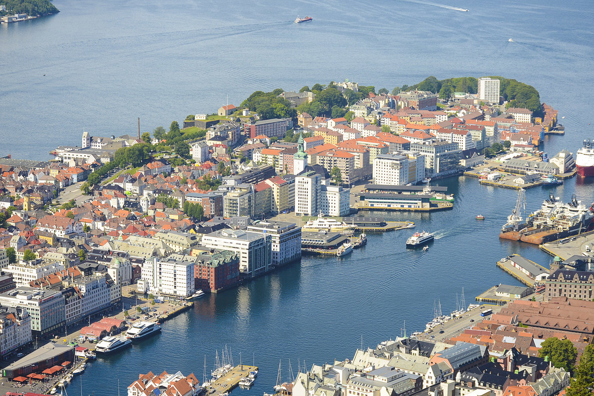 Bergen - Norwegen: Vgen und Nordnesparken vom Aussichtspunkt Tippetue aus gesehen. Aufnahme: 11. Juli 2018.