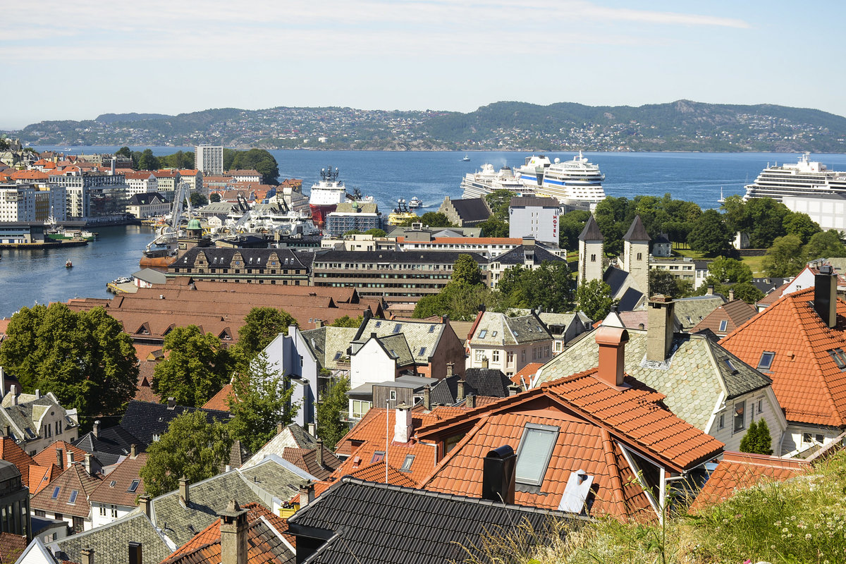 Bergen - Norwegen: Vgen und das Viertel am Bergendes Festning vom Skansen aus gesehen. Aufnahme: 11. Juli 2018.