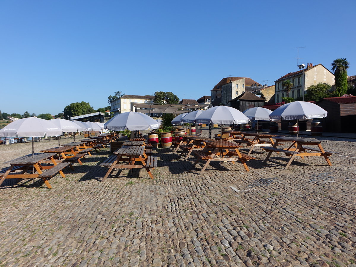 Bergerac, Huser und Gaststtte am Quai Salvette an der Dordogne (23.07.2018)