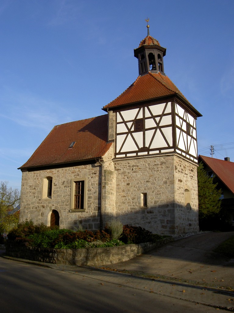 Bergertshofen, Ev. St. Nikolaus Kirche, erbaut im 12. Jahrhundert, kleiner Rechteckbau mit tonnengewlbtem Ostchor, Fachwerkturm von 1598 (03.11.2014)