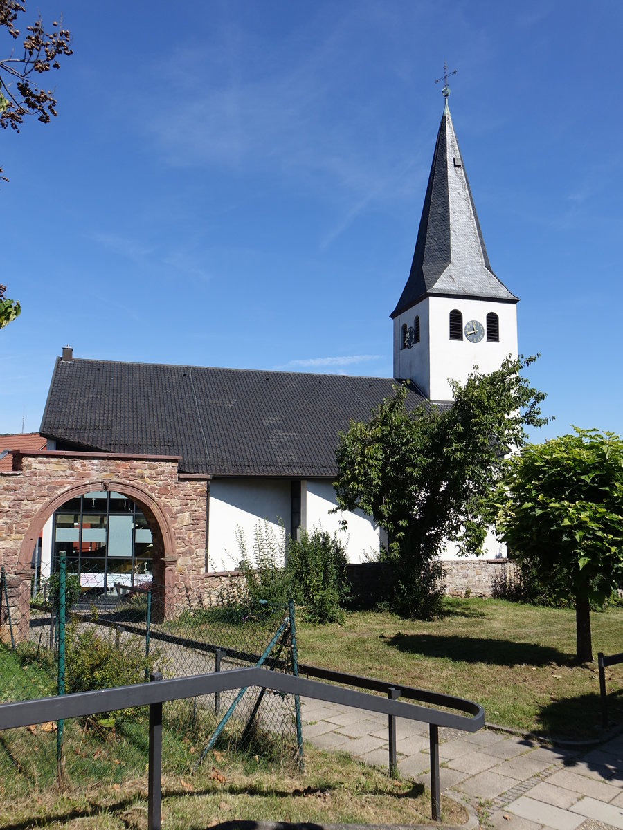 Berghausen, Ev. St. Martin Kirche, Kirchenschiff erbaut 1962 durch den Architekten G. Einwchter (12.08.2018)