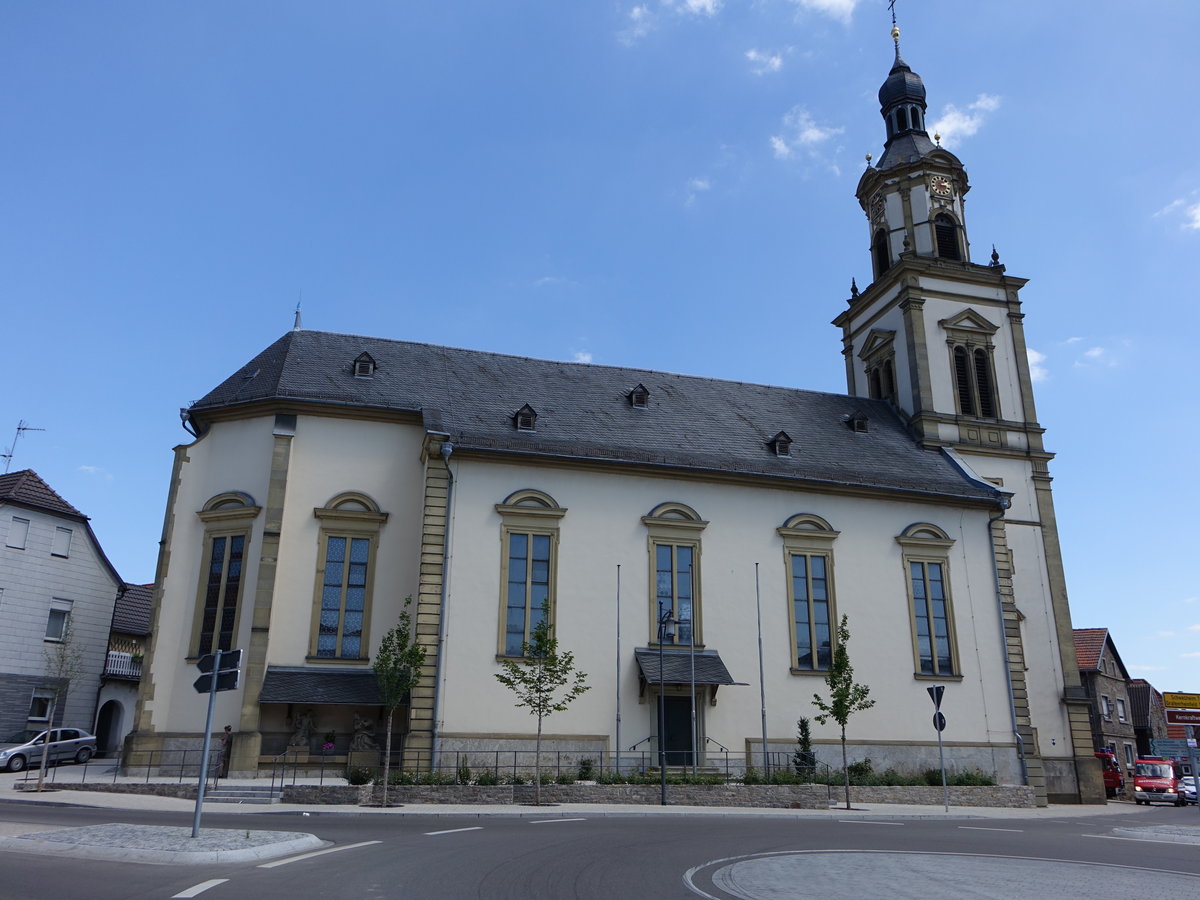 Bergrheinfeld, Pfarrkirche Mater Dolorosa, Saalbau mit eingezogenem Chor, erbaut von 1688 bis 1693 von Christian Hermann (27.05.2017)