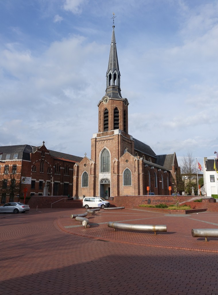 Beringen, neugotische St. Peter Kirche, erbaut von 1842 bis 1844 (25.04.2015)