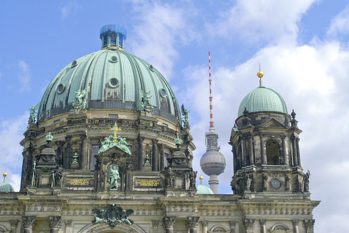 Berliber Dom mit dem Fernsehturm im Hintergrund. Aufnahme: April 2007.