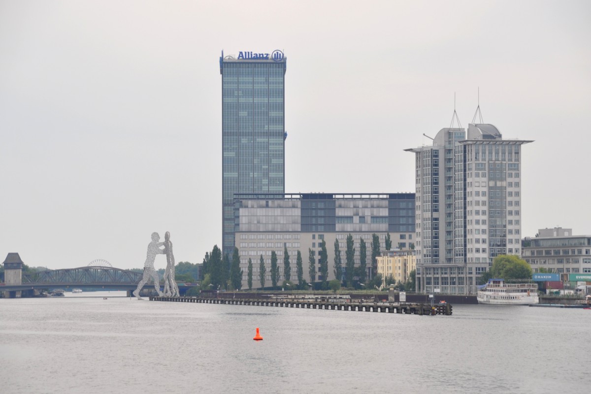 BERLIN, 05.07.2014, Blick von der Oberbaumbrcke ber die Spree zum Molecule Man