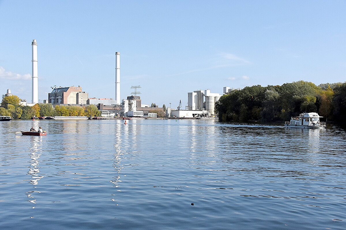 BERLIN, 14.10.2019, Blick von der Stralauer Spitze an andere Spreeufer zum Heizkraftwerk