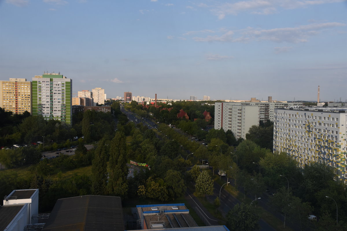 BERLIN, 21.06.2019, Blick auf die Landsberger Allee im Bezirk Lichtenberg