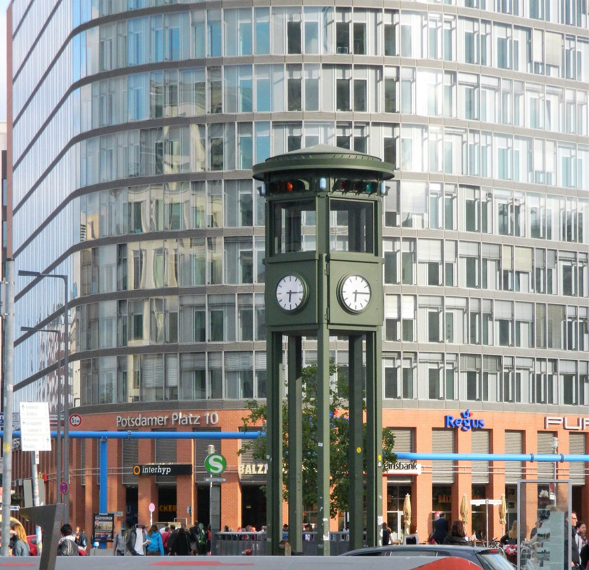 Berlin, Am Potsdamer Platz, Nachbau der ersten Verkehrsampel in Deutschland (1924). Fr den damals verkehrsreichsten Platz Europas baute SIEMENS den fnfeckigen Ampelturm. (13.07.2017)