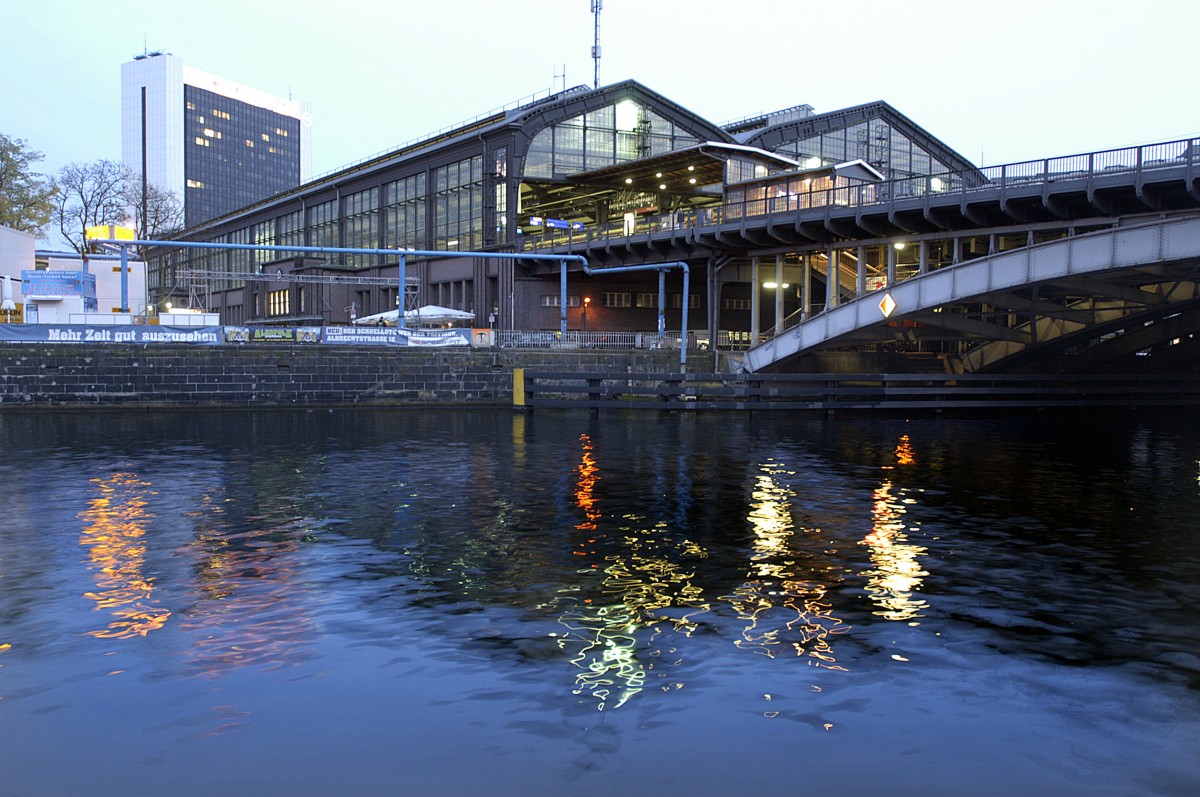 Berlin - Bahnhof Friedrichstrae und die Spree. Aufnahme: 1. Mai 2008.