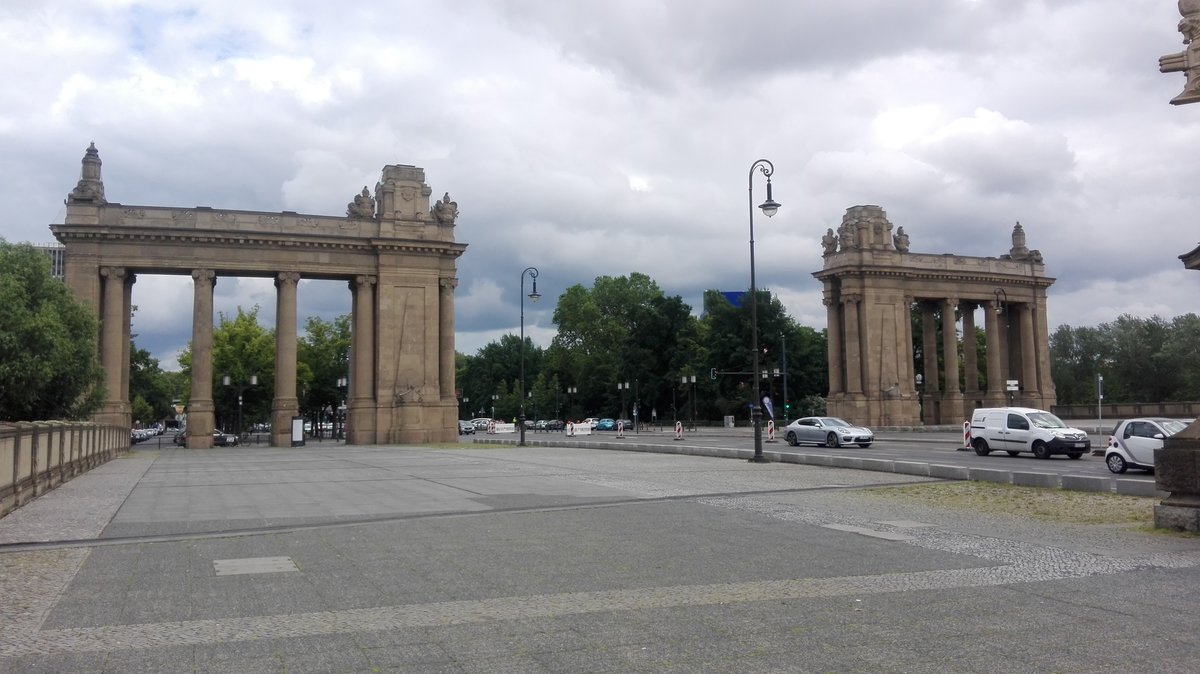 Berlin. Blick auf die Charlottenburger Brcke und das Charlottenburger Tor. Aufgenommen am 05.06.2020.