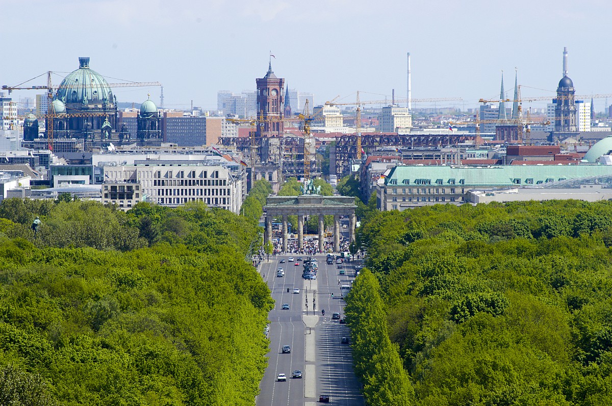 Berlin - Blick auf Strae des 17. Juni und Brandenburger Tor von der Siegessule. Im Hintergrund: Berliner Dom und Rotes Rathaus. Palast der Republik wurde damals abgebaut. Aufnahme: 4. Mai 2008.