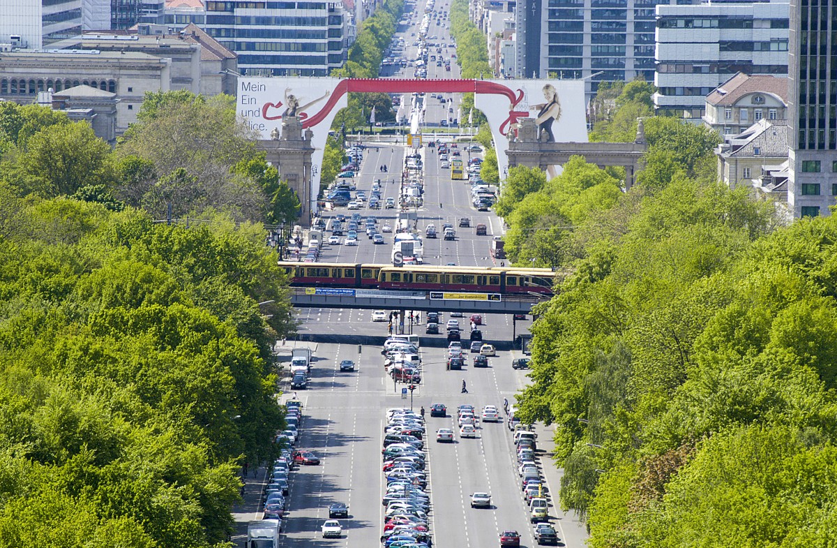 Berlin - Blick auf Strae des 17. Juli (in westlicher Richtung) von der Siegessule. Aufnahme: 4. Mai 2008.