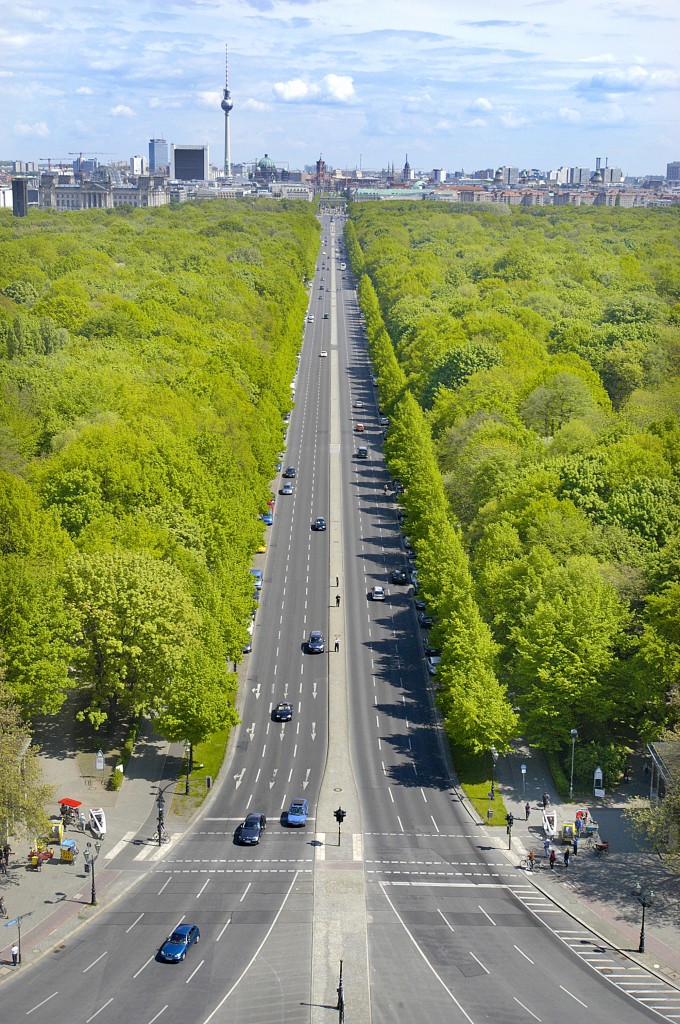 Berlin - Blick auf Strae des 17. Juli und Groer Tiergarten  (in stlicher Richtung) von der Siegessule. Im Hintergrund: Berlin-Mitte. Aufnahme: 4. Mai 2008.