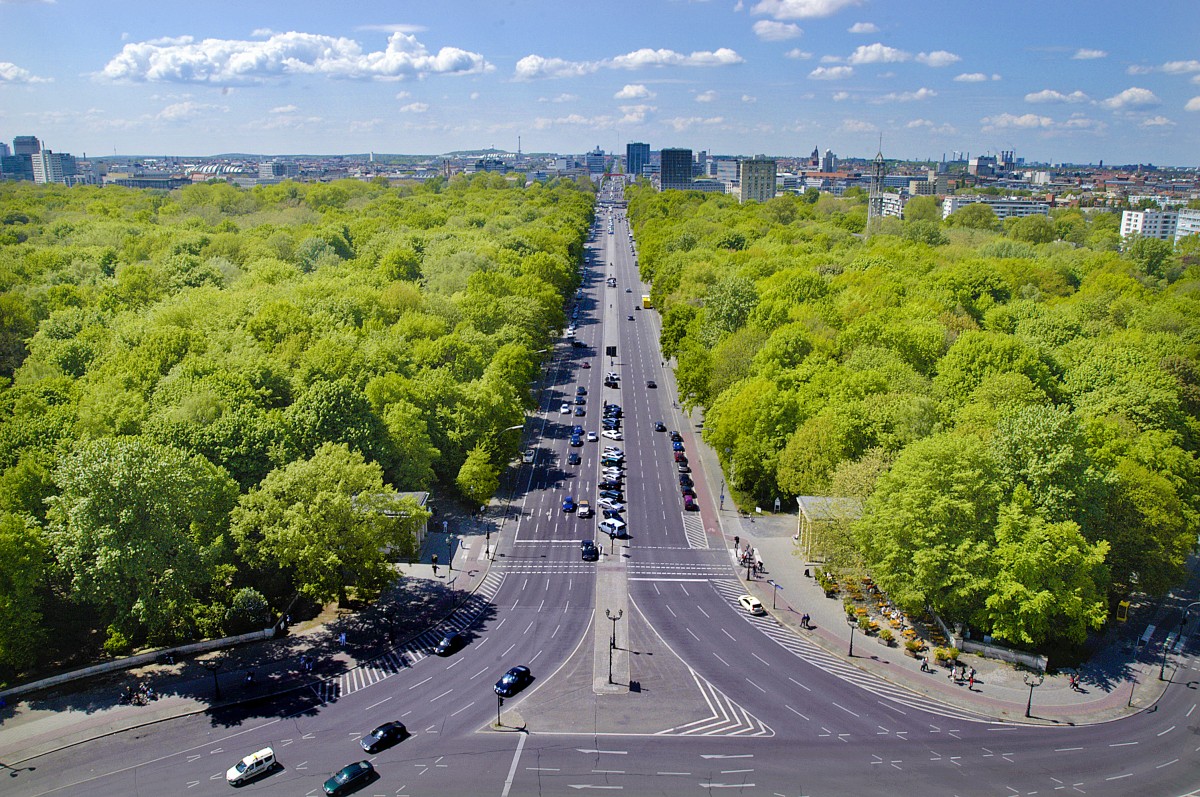 Berlin - Blick auf Tiergarten und Strae des 17. Juli (in westlicher Richtung) von der Siegessule. Aufnahme: 4. Juli 2008.