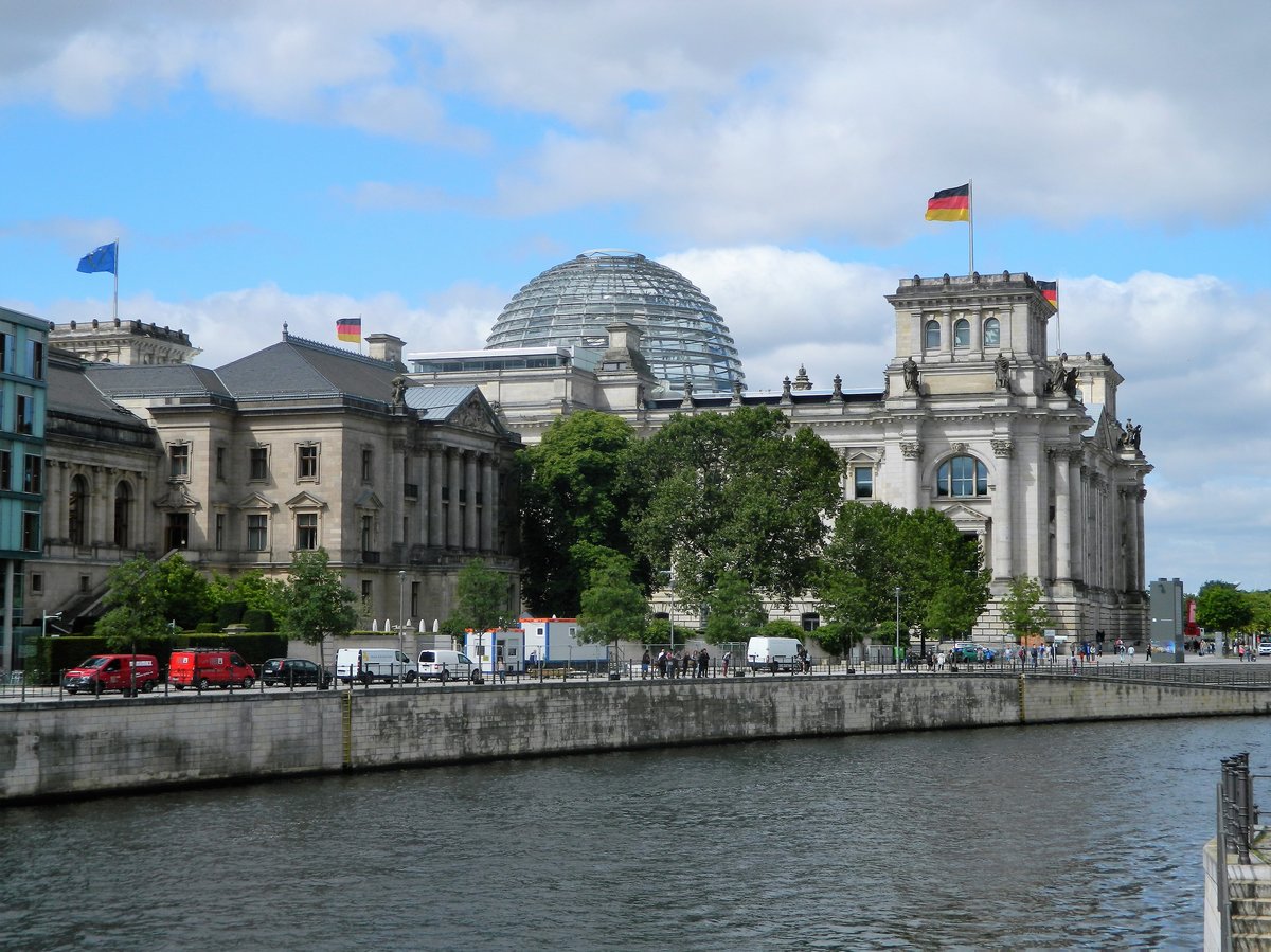 Berlin: Blick von der Marschallbrcke auf das Reichstagsgebude und auf das Haus der Deutschen Parlamentarischen Gesellschaft am 13.07.2017  