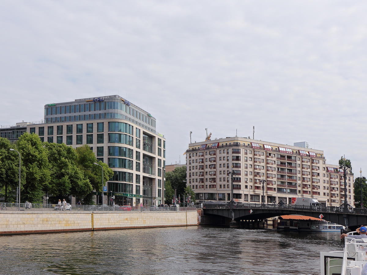 Berlin: Blick von der Spree zur Friedrichstrasse / Schiffbauerdamm am 11, Juni 2022.