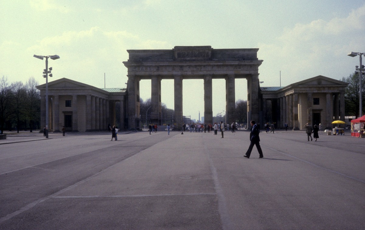 Berlin Brandenburger Tor, das ohne die Quadriga ein bisschen nackt aussieht. Aufnahmedatum: 12. April 1991.