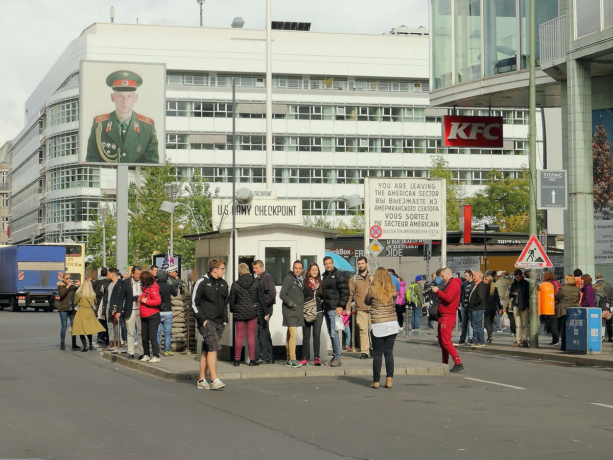 Berlin Checkpoint Charlie am 07. Oktober 2016 gesehen vom Bezirk Kreuzberg. Das Bild zeigt einen jungen russische Soldaten der damaligen UdSSR , der den Blick in Richtung Sden richtet. Er trgt nicht die Uniform der sowjetischen Armee, sondern die der GUS-Streitkrfte.