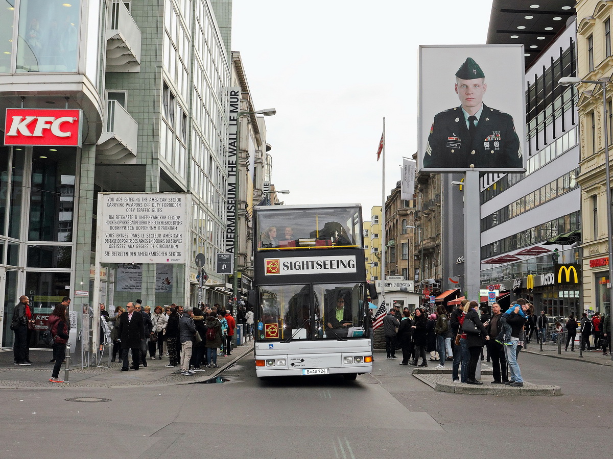 Berlin Checkpoint Charlie am 07. Oktober 2016 gesehen vom Bezirk Mitte aus. Das Bild zeigt einen amerikanischen Soldaten.