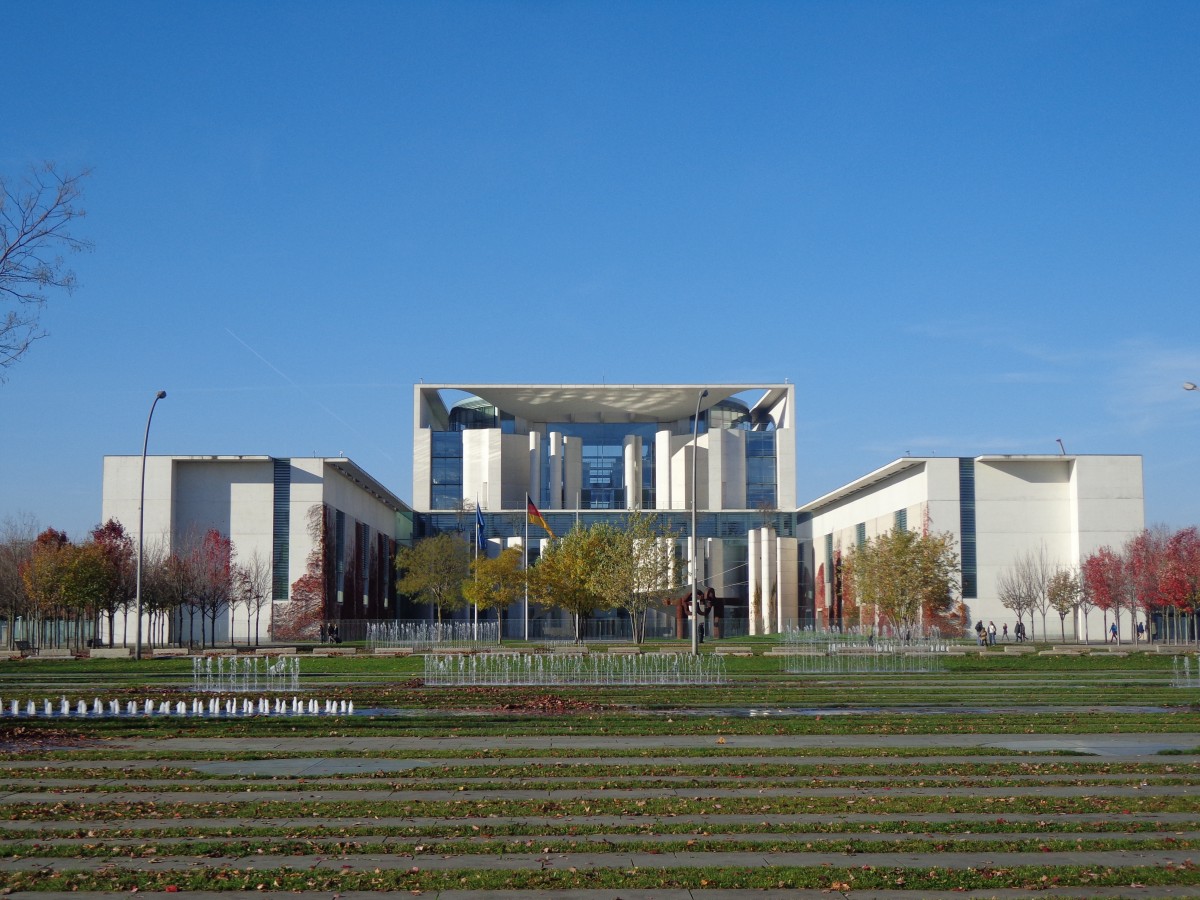 Berlin. Das Bundeskanzleramt vom U-Bahnhof Bundestag aus gesehen (31.Oktober.2013).