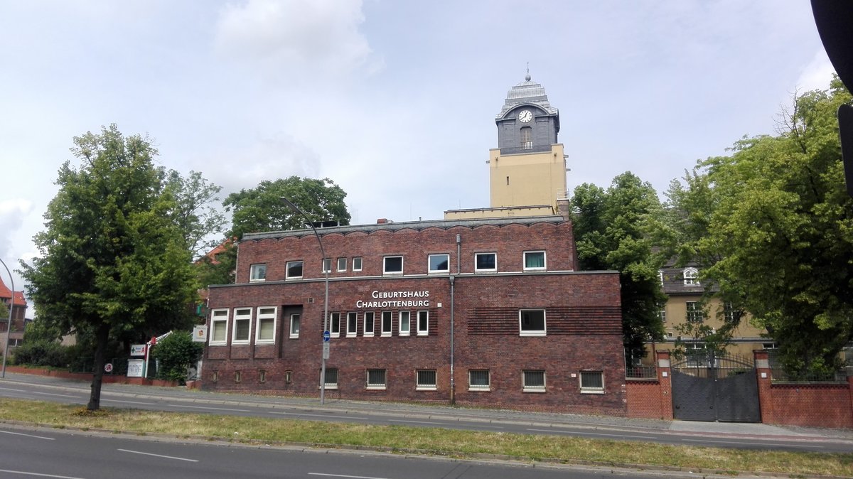 Berlin. Das Geburtshaus Charlottenburg am Spandauer Damm. Aufgenommen am 07.06.2020.