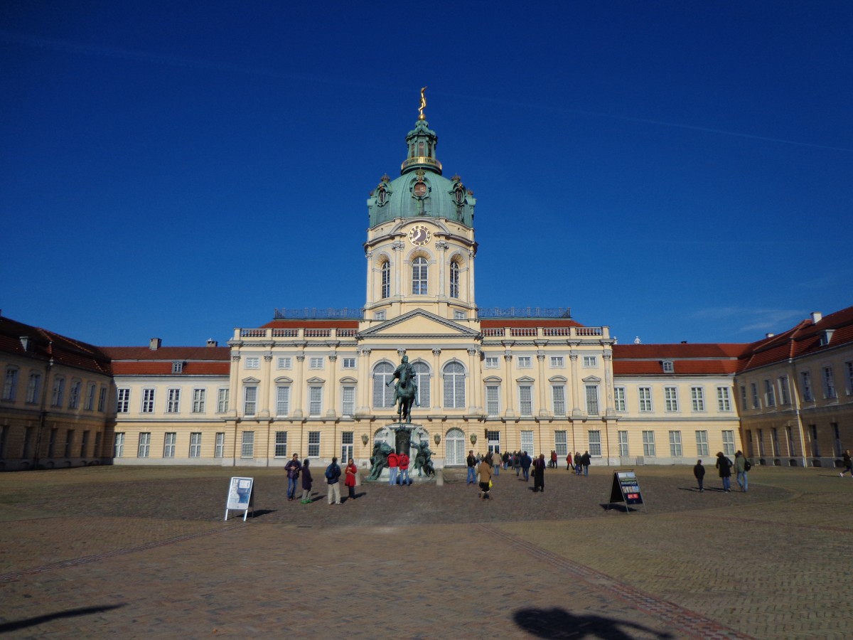 Berlin. Das Schloss Charlottenburg am 31.Oktober.2013 bei sehr gutem Licht.