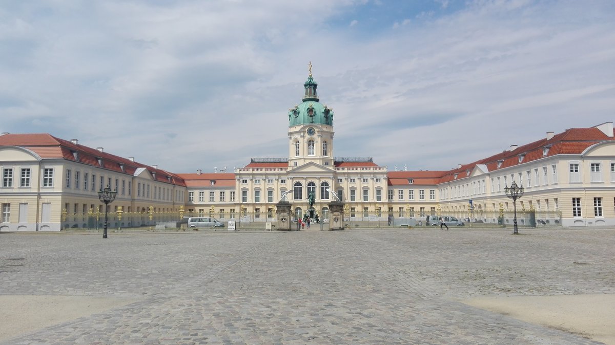 Berlin. Das Schloss Charlottenburg aufgenommen vom Spandauer Damm. Foto vom 04.06.2020.