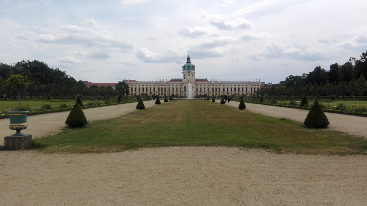 Berlin. Das Schloss Charlottenburg mit Schlosspark und Fontne. Foto vom 04.06.2020.