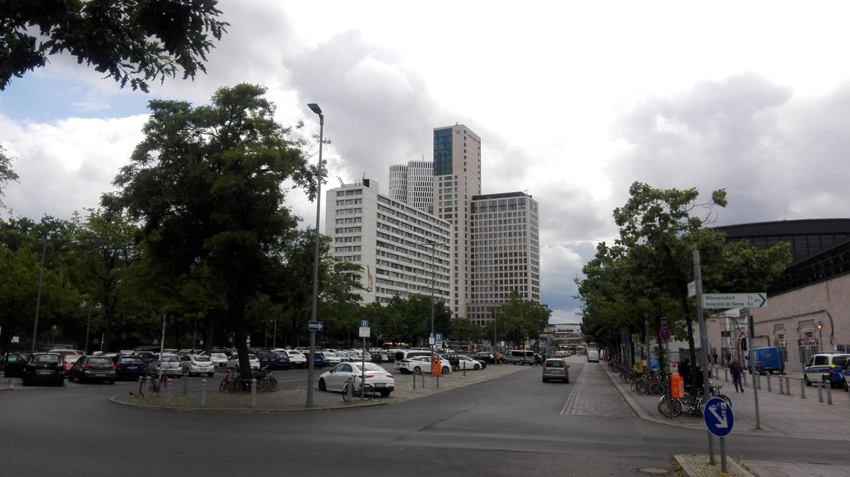 Berlin. Das Walldorf Astoria Hotel am Bahnhof Zoo. Aufgenommen am 05.06.2020.