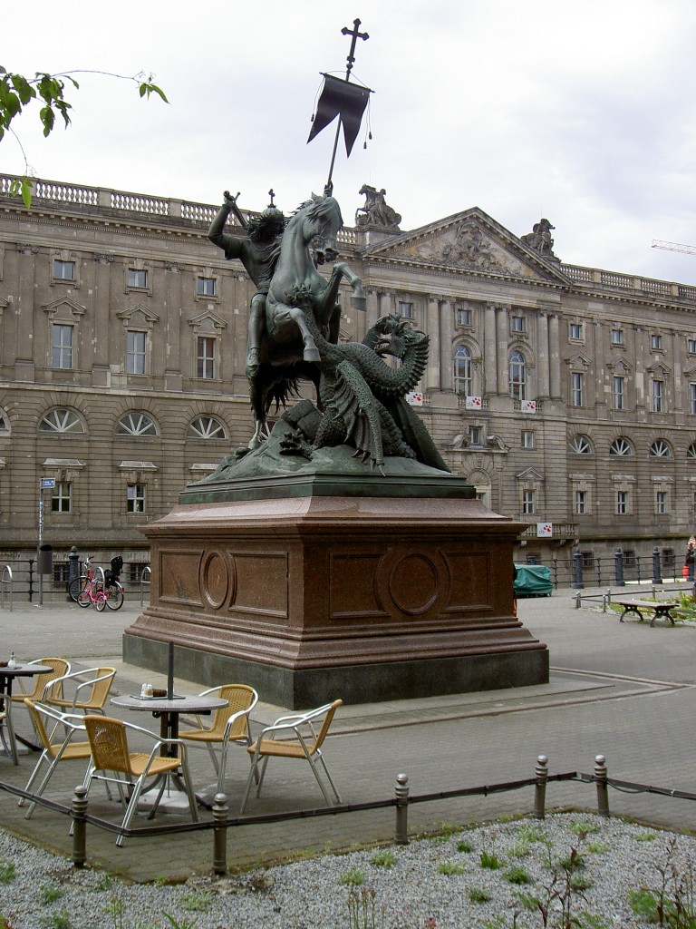 Berlin, Denkmal St. Georgs Kampf mit dem Drachen im Nikolaiviertel (17.05.2014)