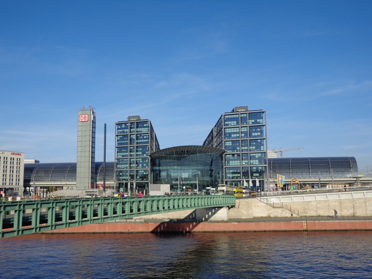 Berlin. Der Hauptbahnhof vom Spreeufer aus gesehen am 31.Oktober.2013.