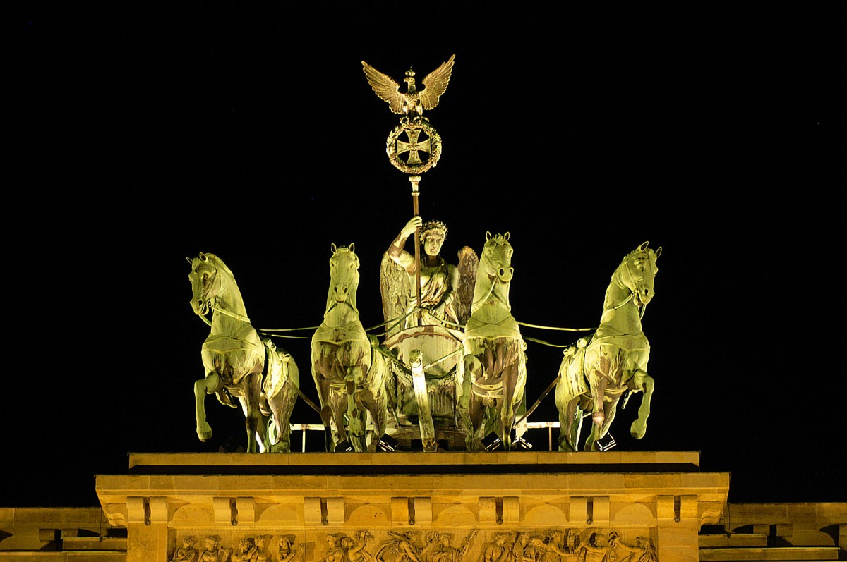 Berlin - Die Quadriga auf dem Brandenburger Tor nachts. Aufnahme: 3. Mai 2008.