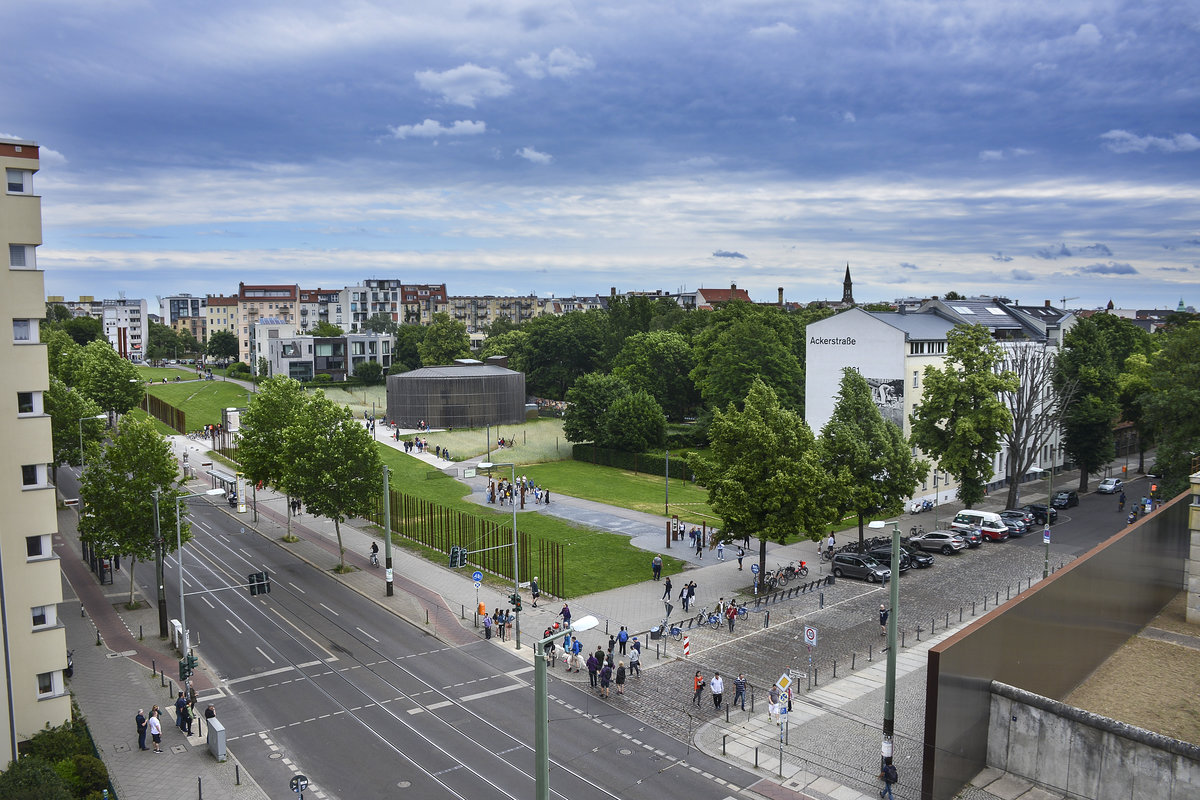 Berlin - Ecke Bernauer Strae/Ackerstrae vom Aussichtsturm am Mauerpark aus gesehen. Aufnahme: 8. Juni 2019