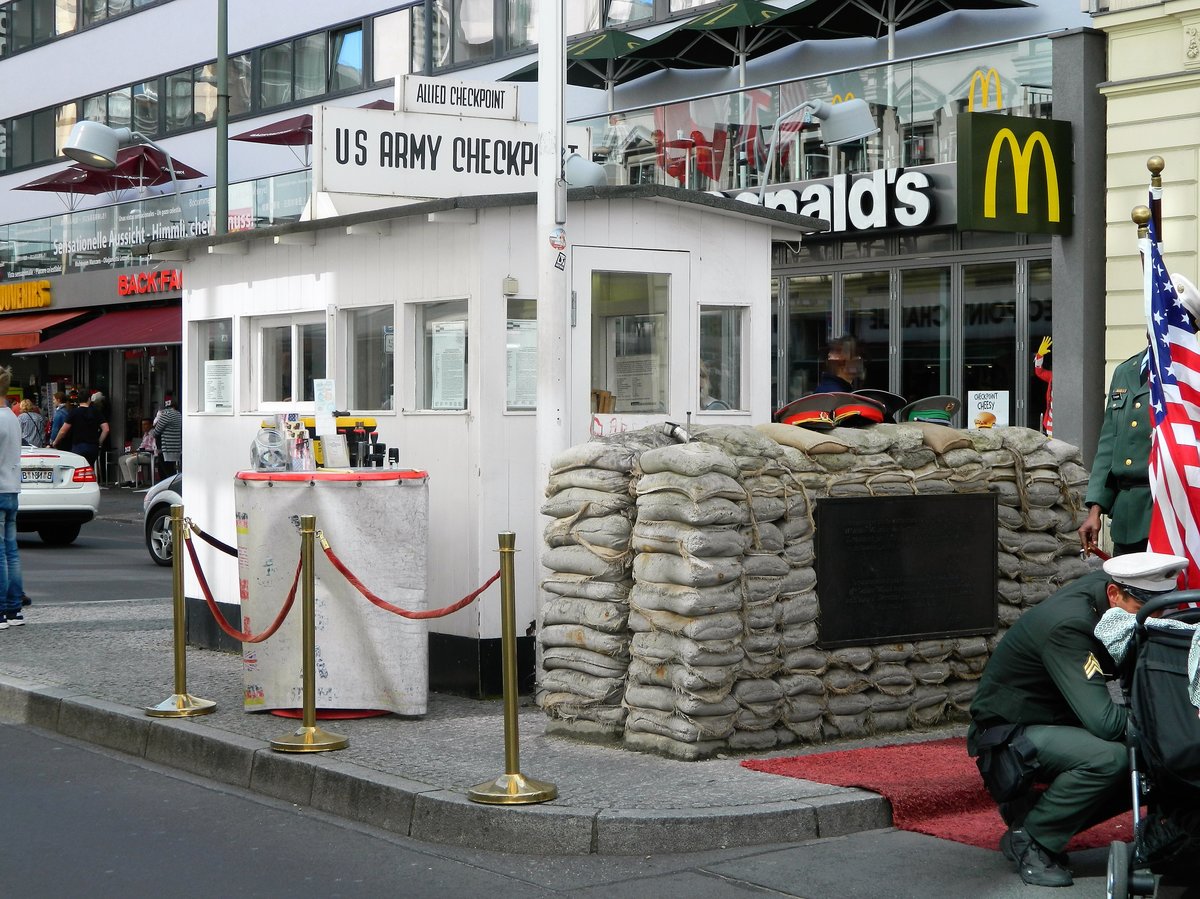 Berlin, ehem. Checkpoint Charlie - Friedrichstrae/Zimmerstrae, eine Touristenattraktion, eine Nachbildung (2000) der ersten amerikanischen Kontrollbaracke. (13.07.2017)